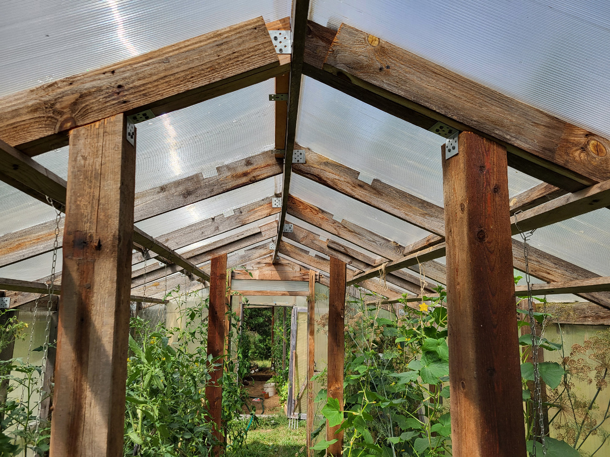 Лаги под опорные столбы пришлось усилить