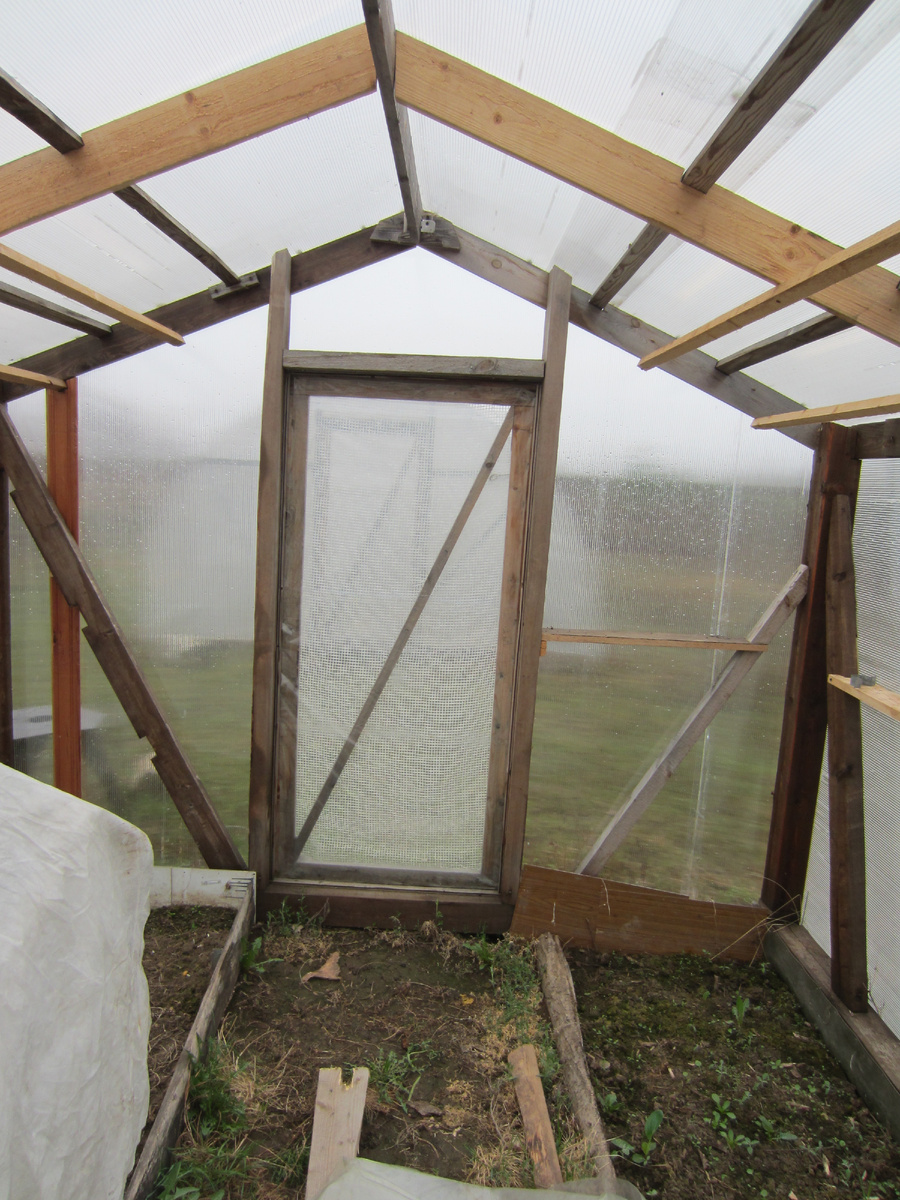 Традиционная теплица домиком, созданная "из того, что было"