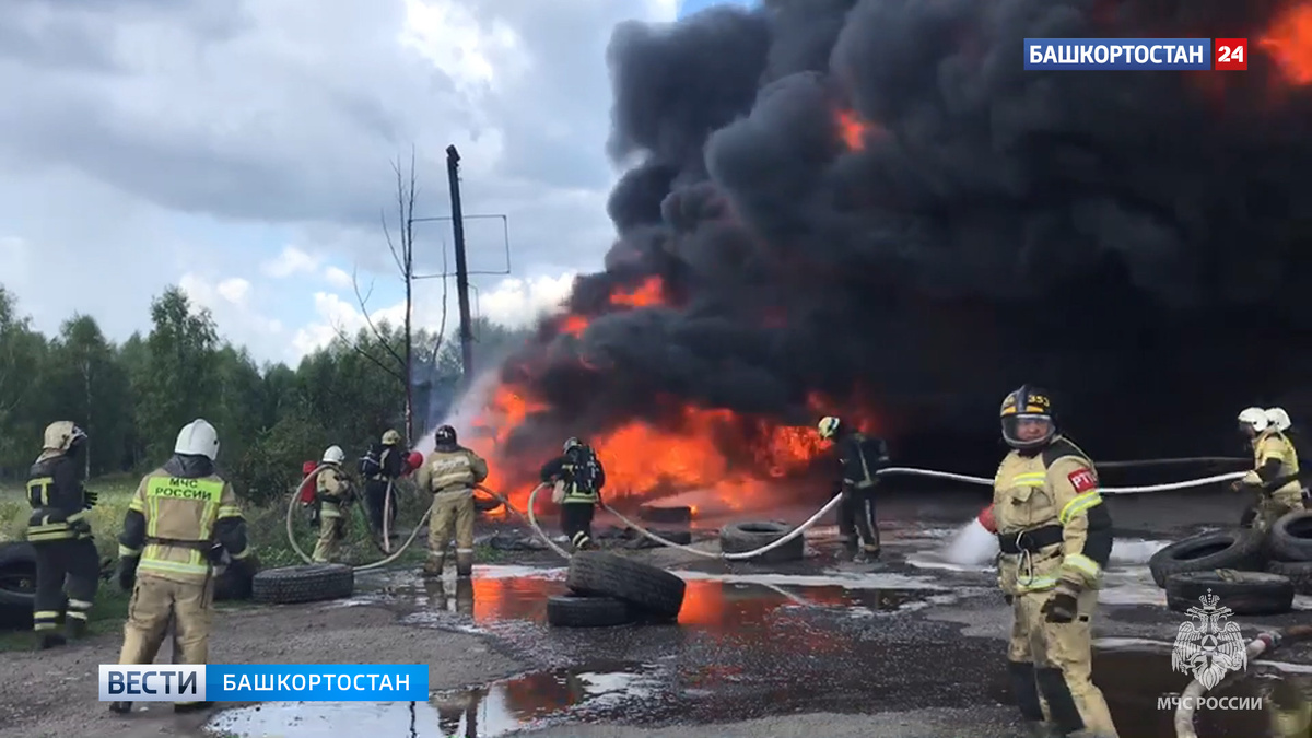    Появилось видео с места крупного пожара в Башкирии, где сгорели торговые павильоны и шиномонтажка