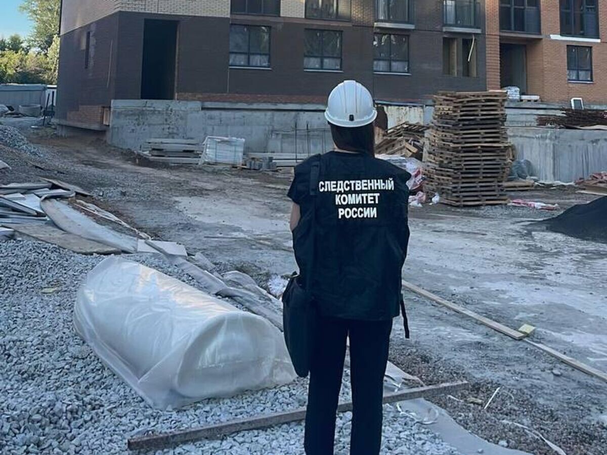   Сотрудник СК на месте падения с высоты двух подростков, которые работали промышленными альпинистами на строящемся здании в Новосибирске© Фото : СУ СК России по Новосибирской области