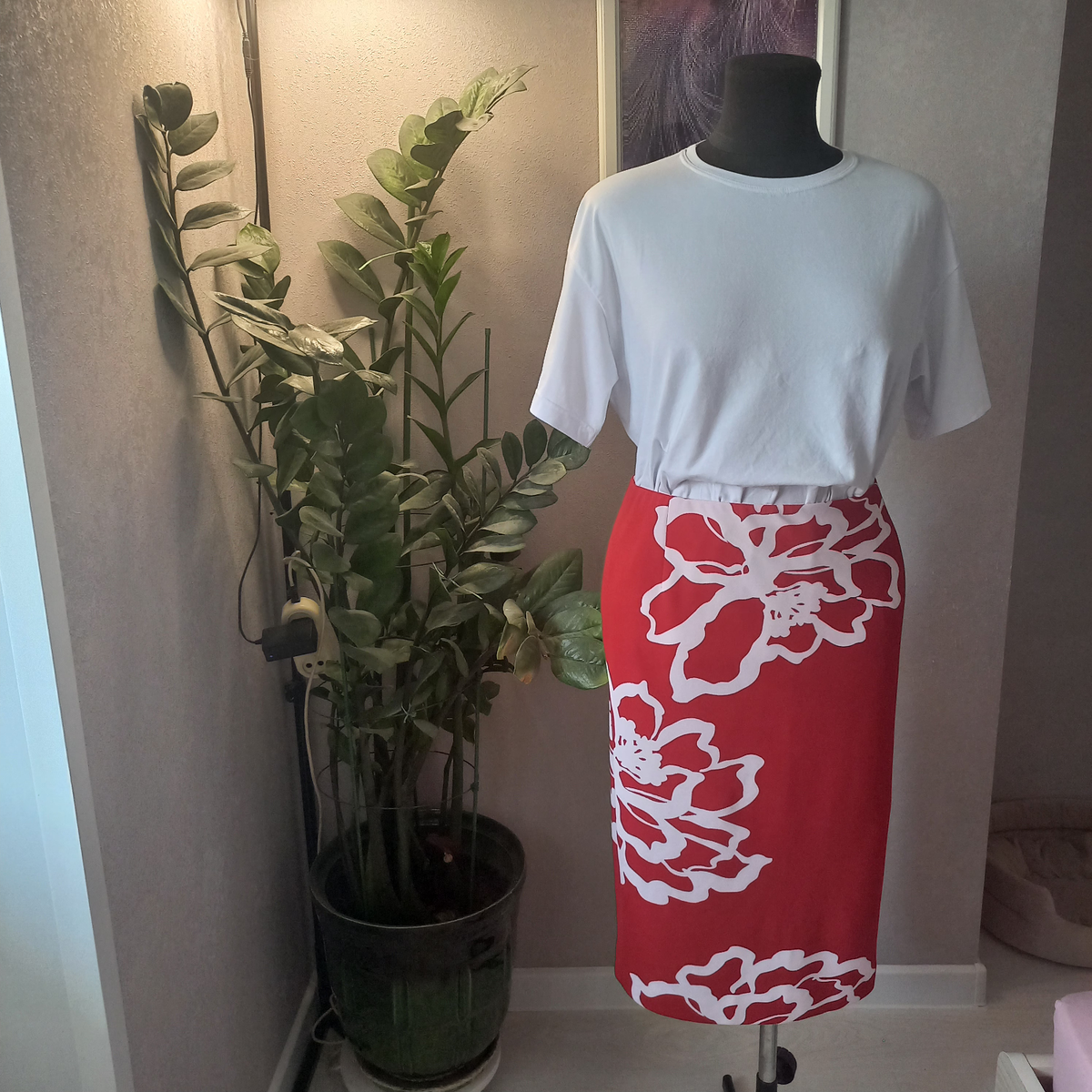 Футболка и юбка из трикотажа, сшитые своими руками.