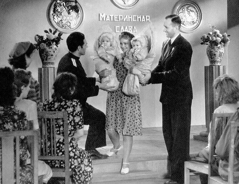 Кадр из фильма «Близнецы» (1945). Кинопоиск.ру.