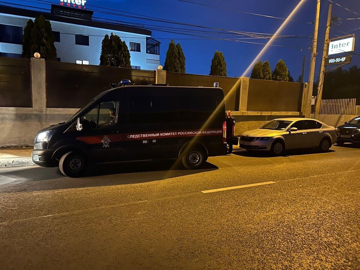    Автомобиль СК РФ на месте происшествия, где мигранты напали на депутата Госдумы Михаила Матвеева в Самаре© Фото : СУ-СКР Самара/ВКонтакте