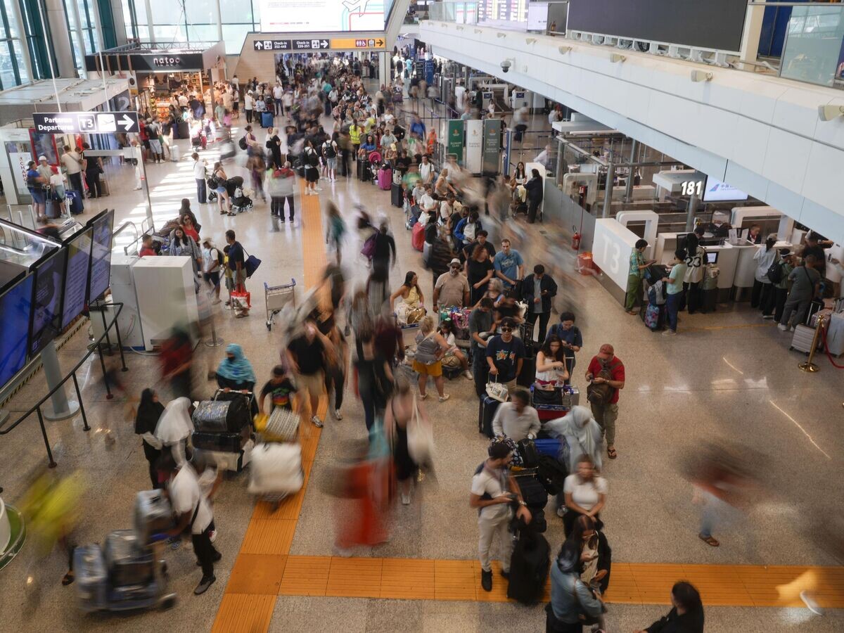    Пассажиры в аэропорту Рима во время отмены или переноса рейсов из-за глобального сбоя© AP Photo / Gregorio Borgia