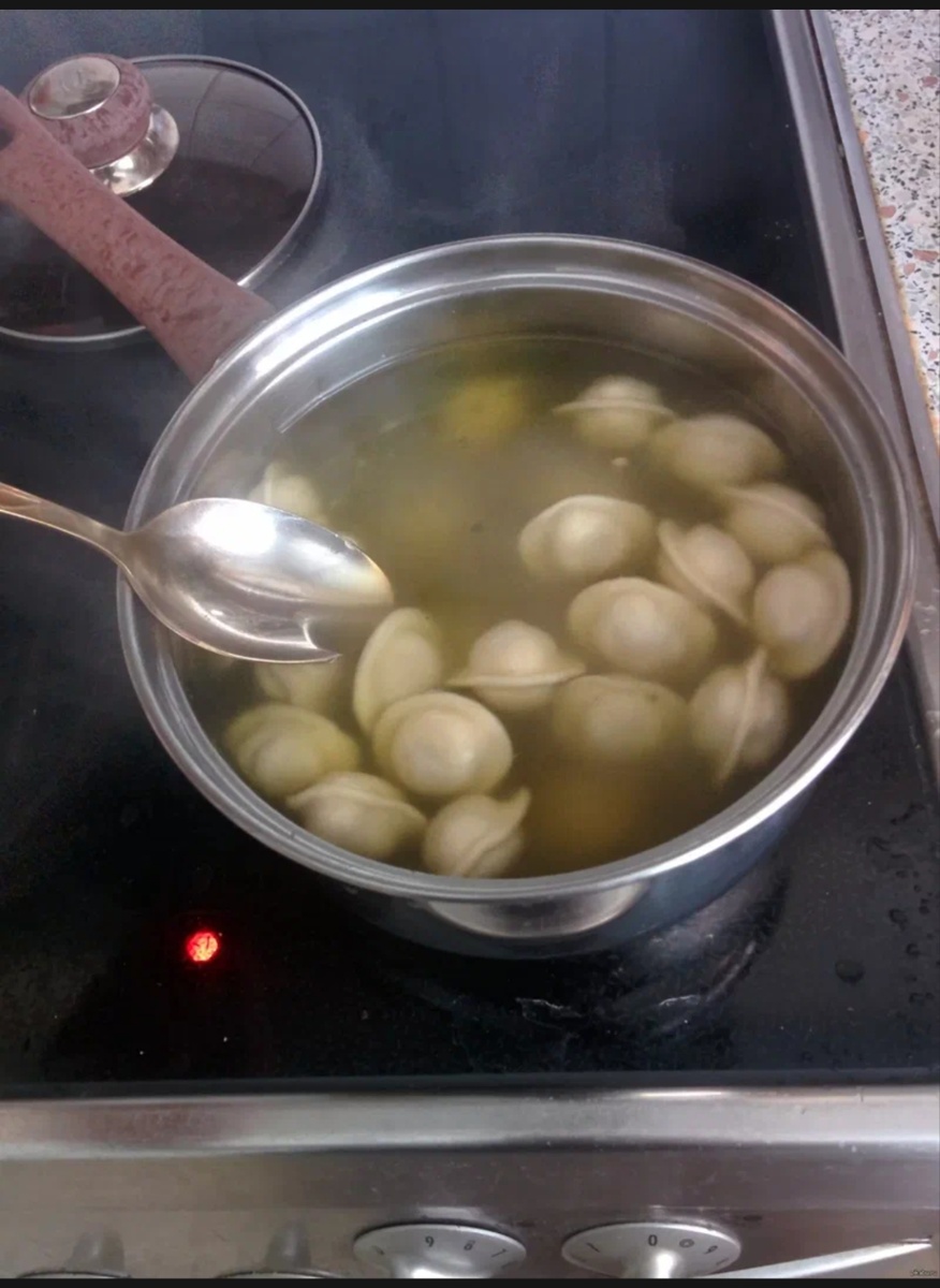 По времени варки замороженные или слепленные только что пельмени одинаковы, поэтому  необходимости их размораживать  нет, иначе они слипнутся.