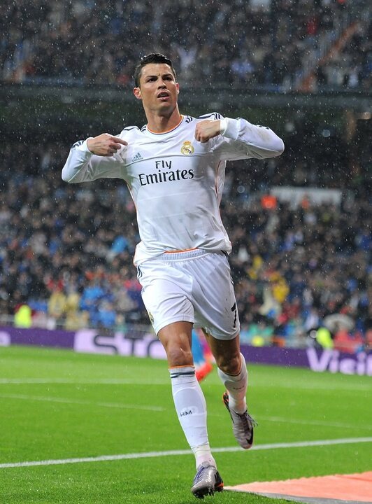 Криштиану Роналду, один из величайших футболистов современности,  известен своим невероятным трудолюбием и самоотдачей. Он обладает феноменальной физической формой, которая является результатом его строгого режима тренировок. Факт:  Роналду спит по 8 часов в сутки,  использует криотерапию для восстановления мышц, а также строго следит за своим рационом, предпочитая  здоровую и сбалансированную пищу. Его  самоотдача  и  дисциплина  являются примером для многих спортсменов и обычных людей, показывая, что  достижение  вершины  требует  не только таланта, но и  упорного  труда.