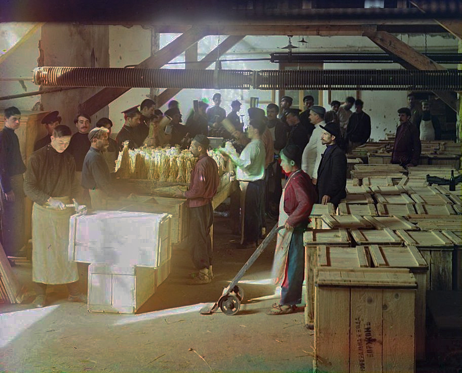 Упаковывание «Боржома» в ящики (1905-1915). Фотография С. Прокудина-Горского.