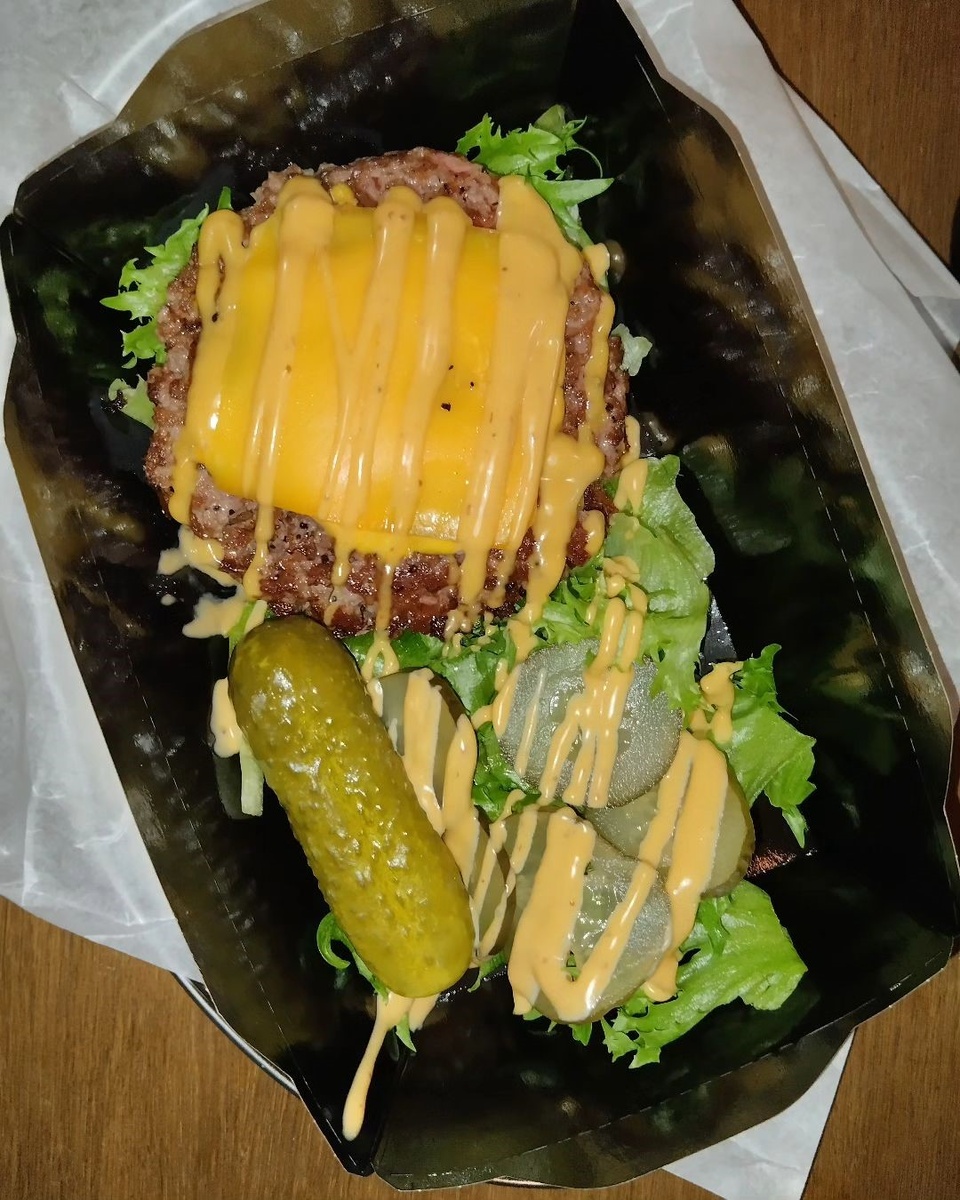 Бургер в листьях салата