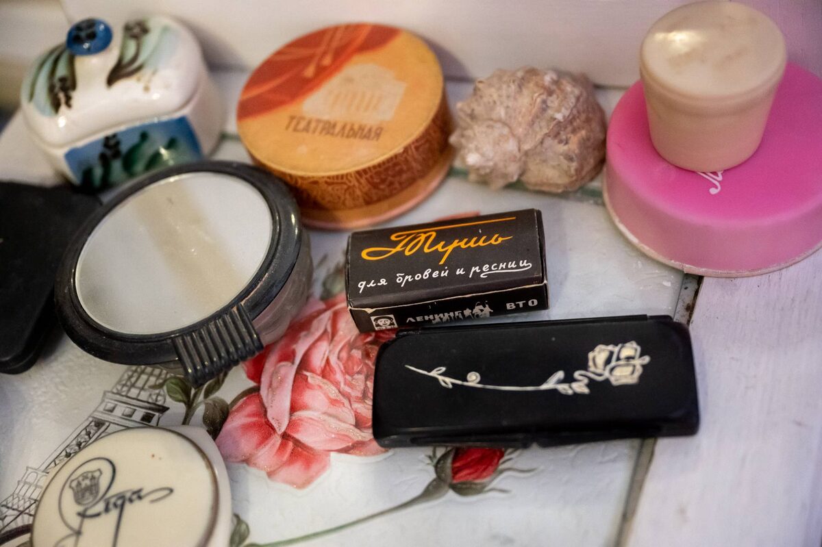 Дамские штучки времен СССР. Экспонаты в музее быта СССР, г.Пятигорск. Фото-собственность автора