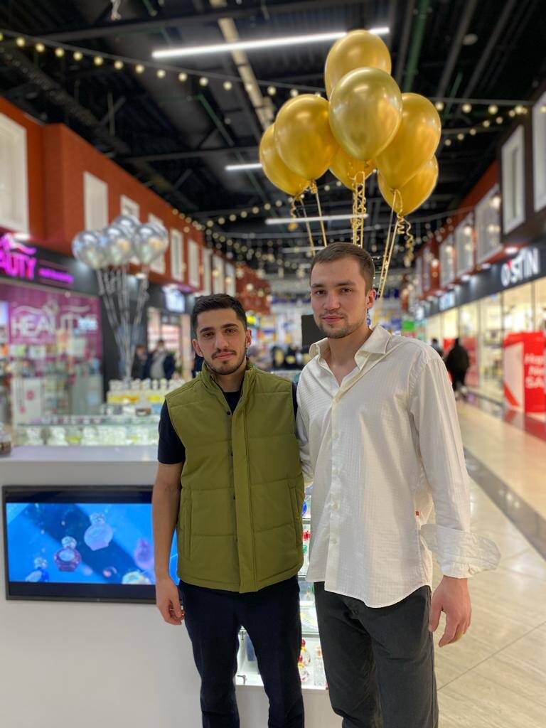 Открытие точки в Наро Фоминске. На фото Артур вместе с основателем и владельцем франшизы, Тароном Папояном.