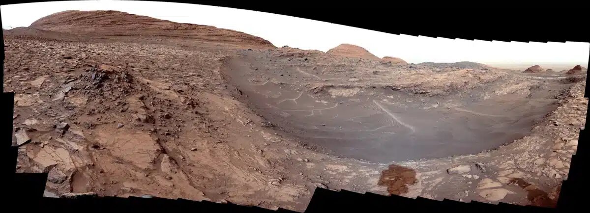    Панорама канала Гедиз Валлис, снятая ровером Curiosity 31 марта. Ландшафт сформирован, вероятно, водными потоками / © NASA/JPL-Caltech/MSSS