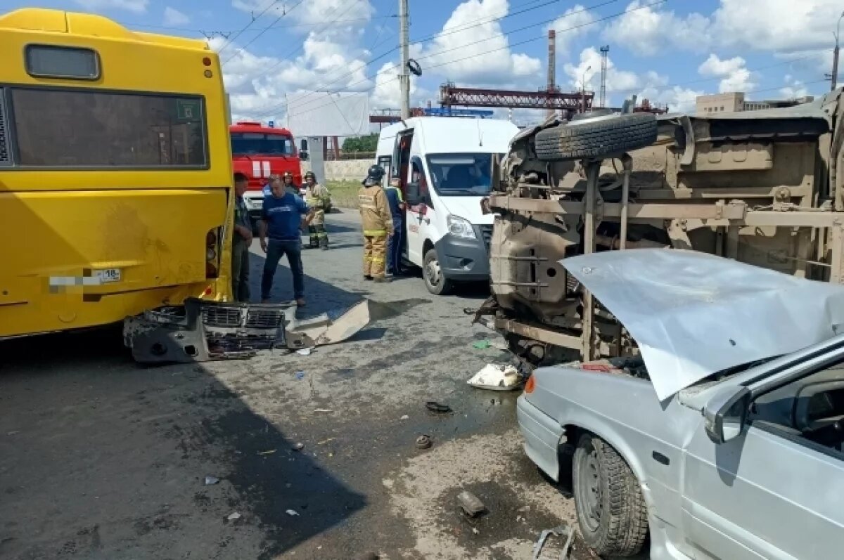    В Ижевске три человека пострадали при столкновении автобуса с двумя авто