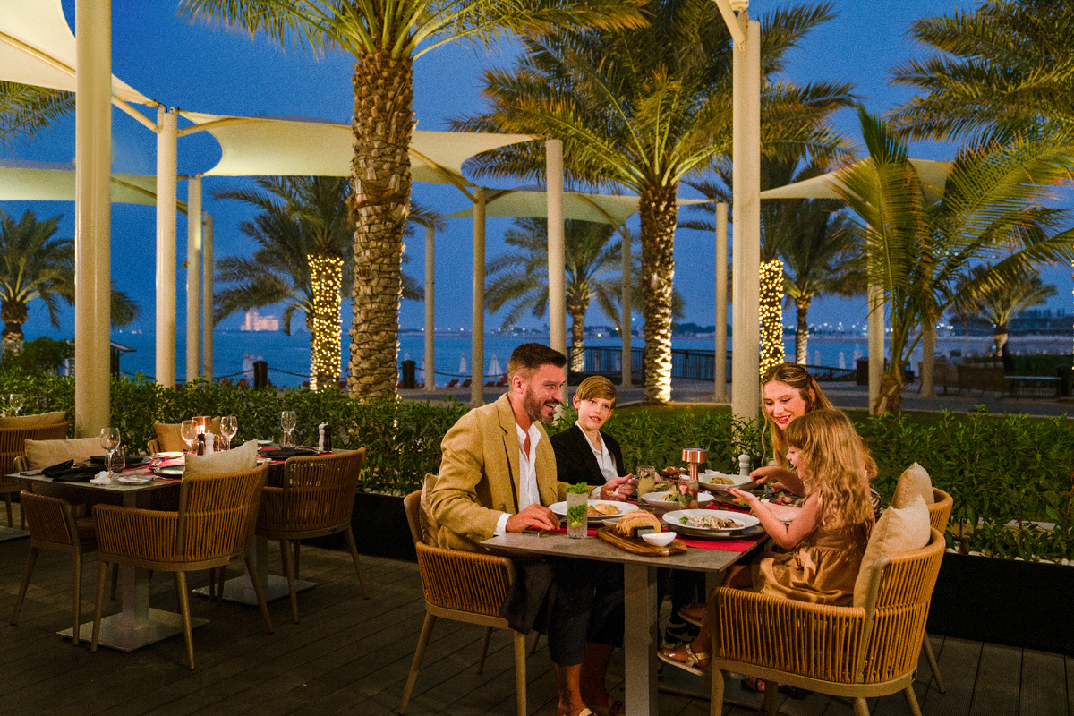 Арабы туристы. Арабские дорожные знаки. Бизнесмены оаэ. Бизнес этикет оаэ. Жители арабских эмиратов.