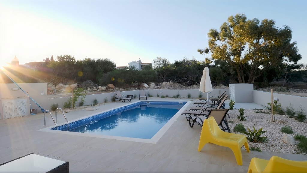 Бассейн - мощный активатор энергии. Место для его оборудования необходимо рассчитывать по формулам фэн-шуй 