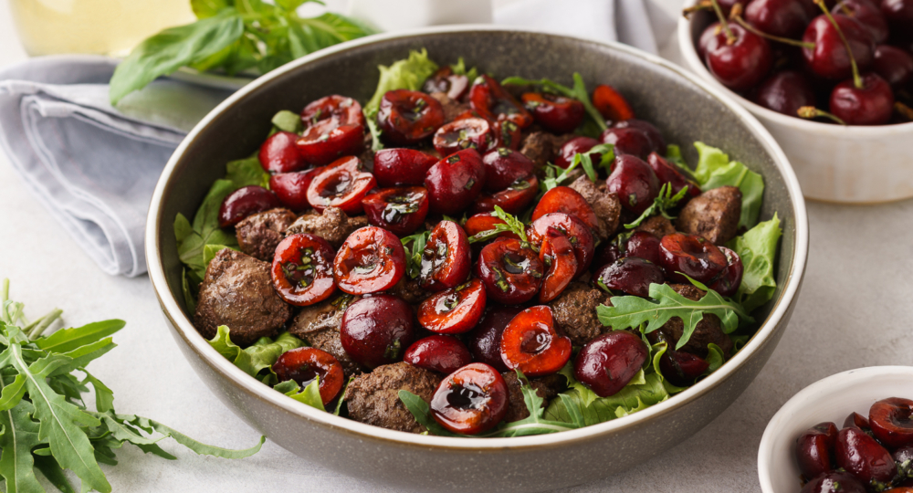 Салат с куриной печенью и черешней