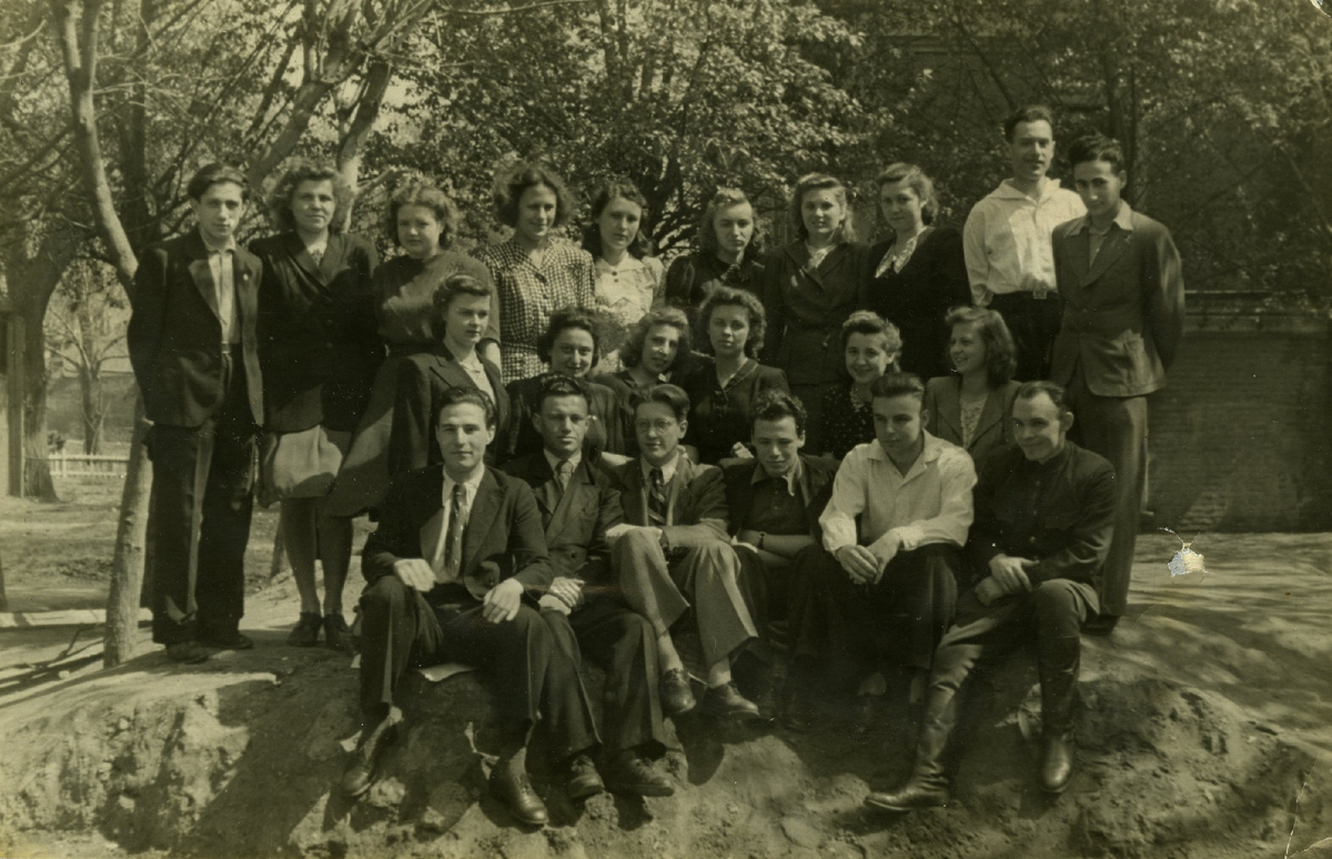 Групповая фотография Капицынского набора  инженеров - механиков химической промышленности, 1946 год