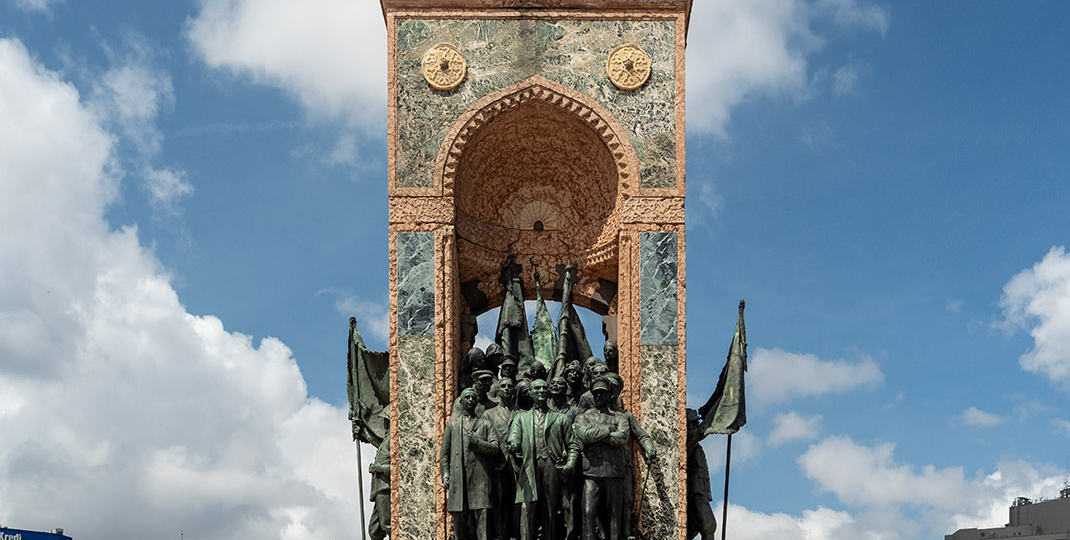 Прогулка по Стамбулу: как я нашёл скульптуры советских военачальников в самом центре города