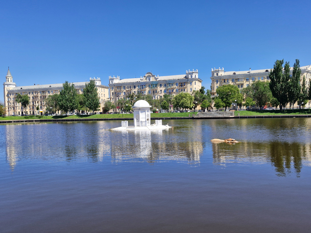 Центр города. Плюс 35, дышать огненным воздухом тяжело. Кожа влажная и липкая. Я люблю летнюю жаркую погоду, но такой климат совсем не мой. Фото автора 