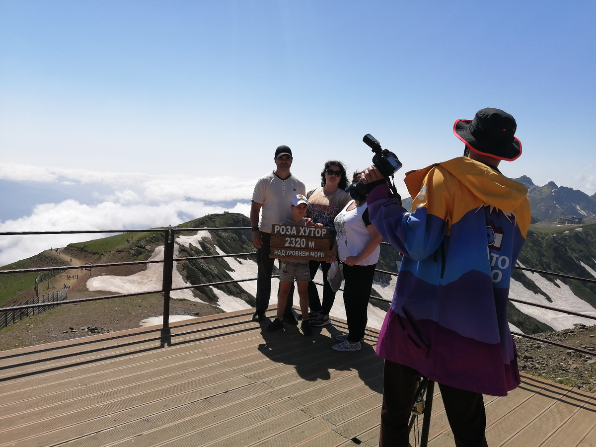 Фоторгафы работают не покладая рук и зарабатывают на туристах не плохо.