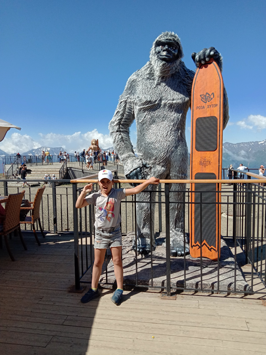 Фото с Йети любят дети. (Монумент Серый Йети)