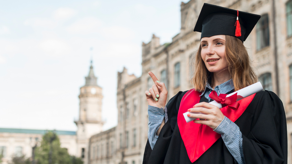 Источник: https://ru.freepik.com/free-photo/graduation-concept-with-portrait-happy-girl_4762906.htm#fromView=search&page=1&position=0&uuid=4ef4619a-191d-41fb-b1d6-7e5e6724c809&query=%D0%B3%D0%B0%D1%80%D0%B2%D0%B0%D1%80%D0%B4