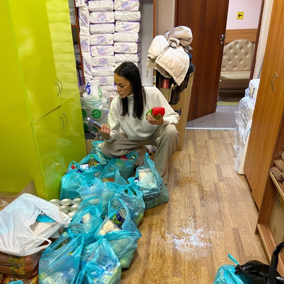 Проверка продуктовых наборов на складе перед развозкой 