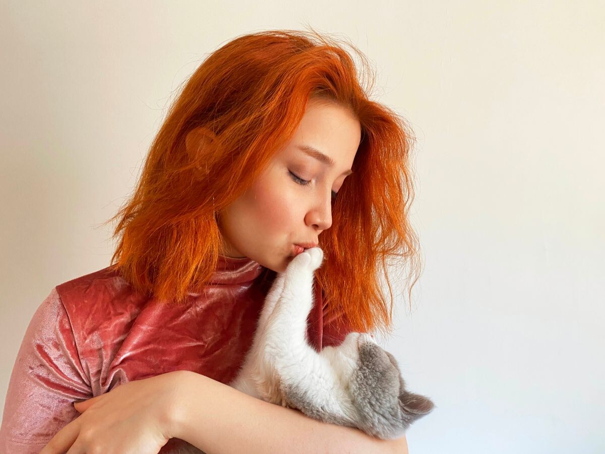 Хозяйка целует лапы котика 