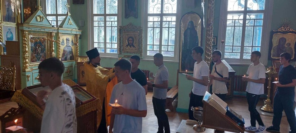    Футболисты ульяновской «Волги» получили благословение священника. ФОТО: Симбирская епархия