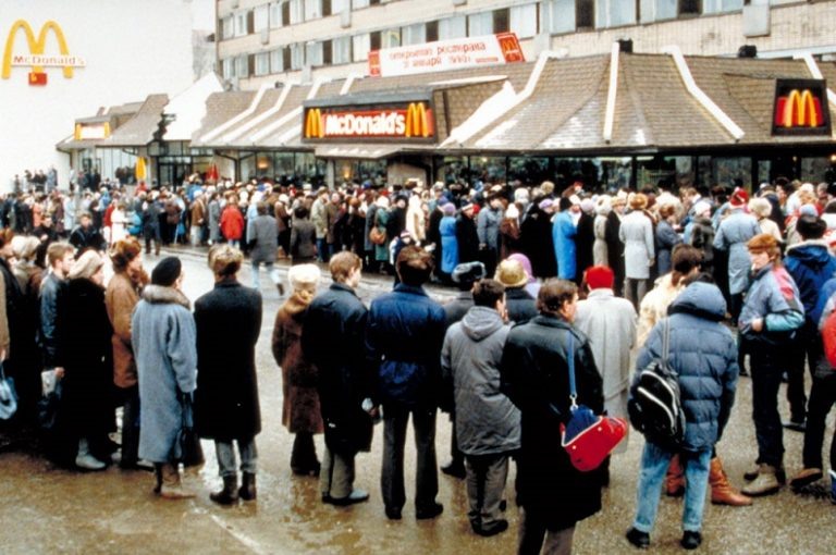 Очередь в первый McDonalds в Москве 