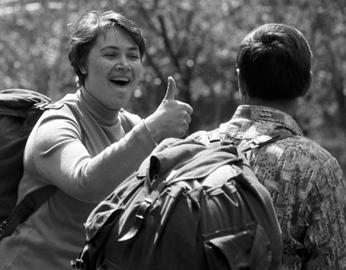 Не реже мужчин в походы ходили и советские женщины. И точно также терпели все тяготы и невзгоды походной жизни, носили на своих спинах точно такие же огромные рюкзаки. И не одна "принцесса" не жаловалась!  Фото 1971 года, Челябинская область