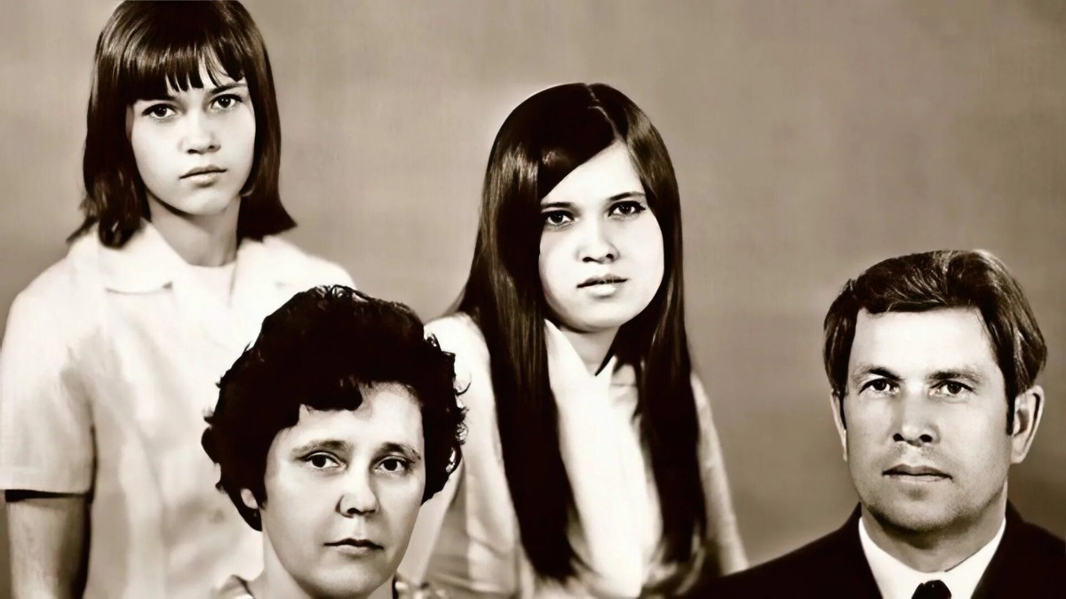 С сестрой и родителями 