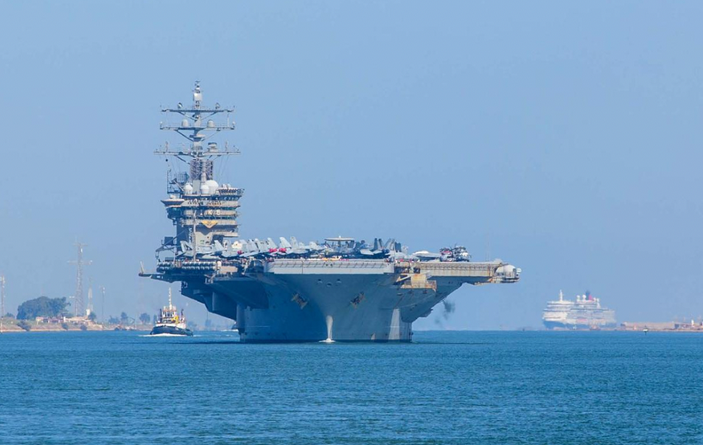  USS Dwight D. Eisenhower держится подальше от хуситоа. Хотя именно он должен был стать главным в "политике канонерок" в Красном море. Фото АР