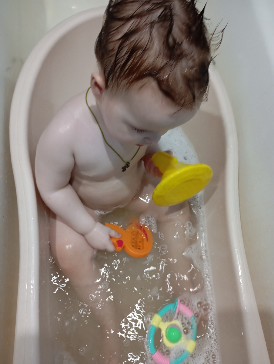 Маша главный огородник, купается с распылителем от лейки😁