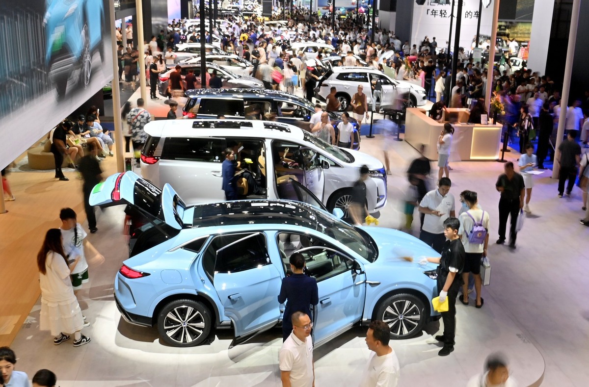    Вы ничего не знаете об этой провинции на северо-востоке Китая? Очень зря. Между прочим, здесь проживает свыше 20 миллионов человек. Административным центром и крупнейшим городом провинции считается Чанчунь. Не перепутайте с Чунцином!   И вот вы совсем не поверите, что в этом захолустье регулярно проводятся самые настоящие автомобильные выставки. В этом году местном мотор-шоу прошло уже в 21-й раз.   Конечно, мировых премьер здесь было немного – вернее не было совсем – но все актуальные достижения китайского автопрома на месте.    Добро пожаловать на Гиринский автосалон-2024!