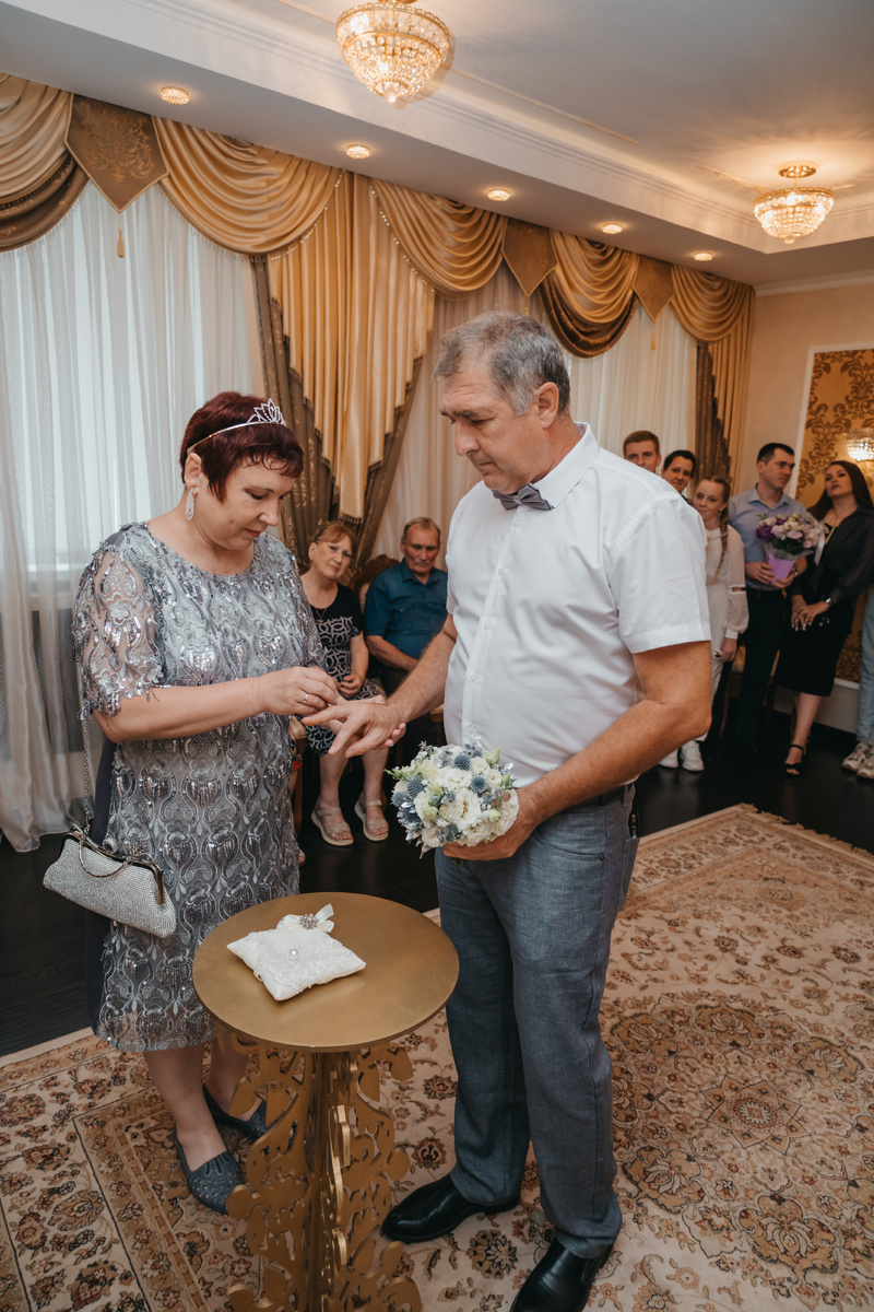 Наталья и Александр Хить с друзьями в ЗАГСе.