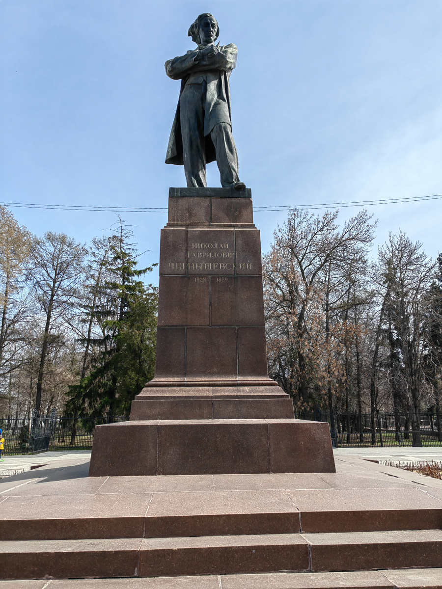 Памятник Чернышевскому в родном Саратове. Фото автора