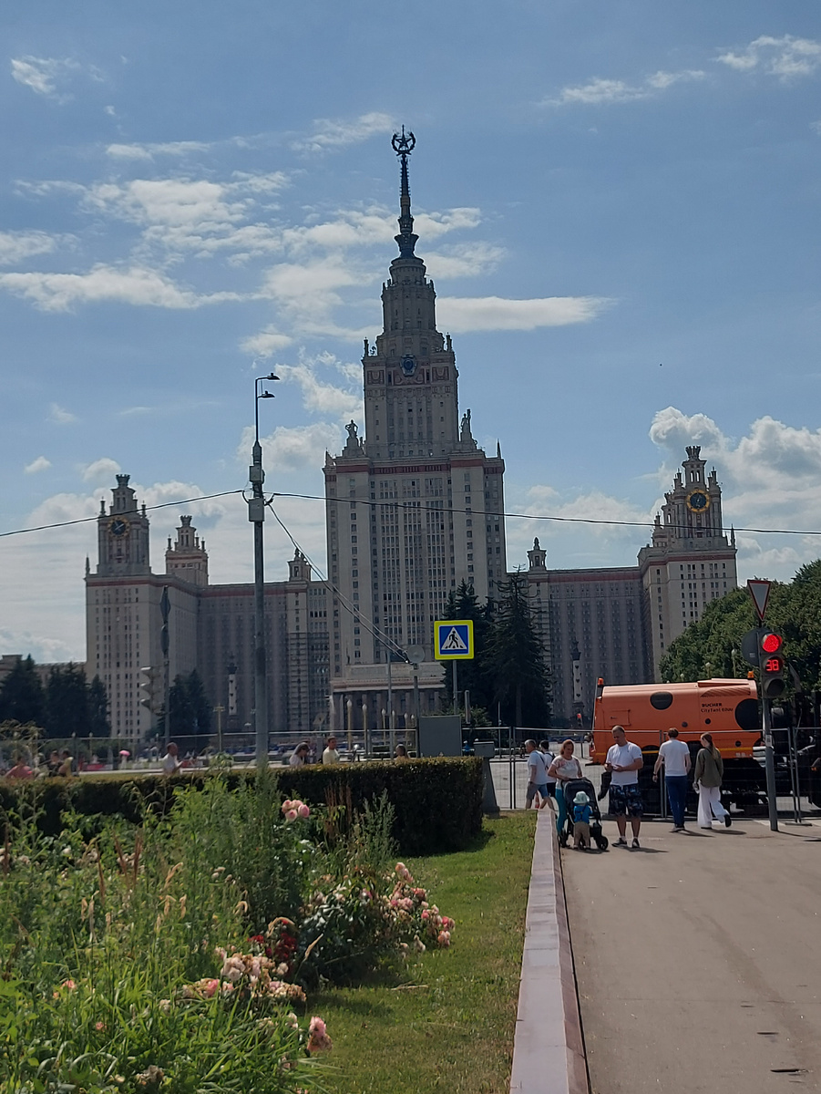 Вход на выставку напротив МГУ им. Ломоносова.