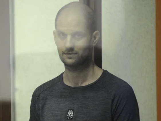 американский журналист Эван Гершкович был признан виновным в шпионаже российским судом и приговорен к 16 годам тюремного заключения в колонии строгого режима после тайного судебного разбирательства, осужденного как "притворство" его работодателем, его семьей и Белым домом.
Репортер Wall Street Journal (WSJ) был впервые арестован в марте прошлого года во время репортажной поездки в город Екатеринбург, примерно в 1600 км (1000 миль) к востоку от Москвы, службами безопасности.
Прокуроры обвиняют его в работе в Центральном разведывательном управлении (ЦРУ), обвинения, которые Гершкович, ВСЮ и США опровергают.
Это первое осуждение американского журналиста за шпионаж в России с тех пор, как холодная война закончилась более 30 лет назад.
