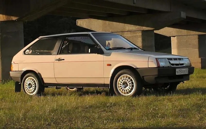 Советский переднеприводный автомобиль ВАЗ-21081 - достаточно редкий автомобиль и в наше время, и в советский период. 