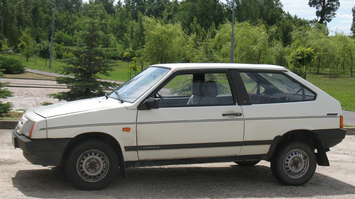 Советский переднеприводный автомобиль ВАЗ-21081. Правда, решётка радиатора не аутентичная. Но, помню "Попугайский клюв" особенно  недолюбливали, и при  первой же возможности старались заменить на "Самарскую" решётку. 