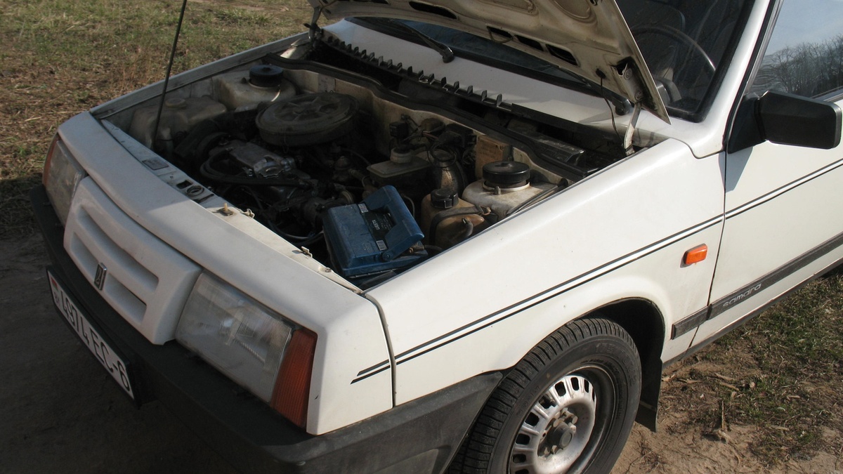 Советский переднеприводный автомобиль ВАЗ-21081 : моторный отсек