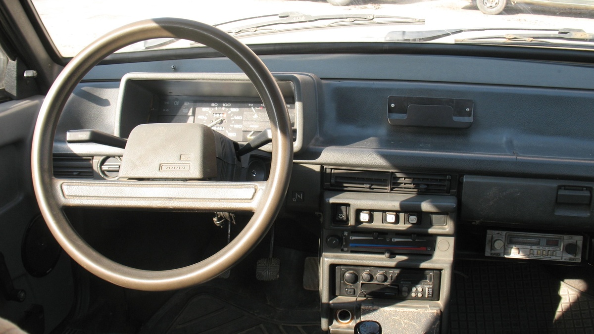 Советский переднеприводный автомобиль ВАЗ-21081: салон.Не обошлось без переделок, но за 40 лет сложно сохранить аутентичность машины. 