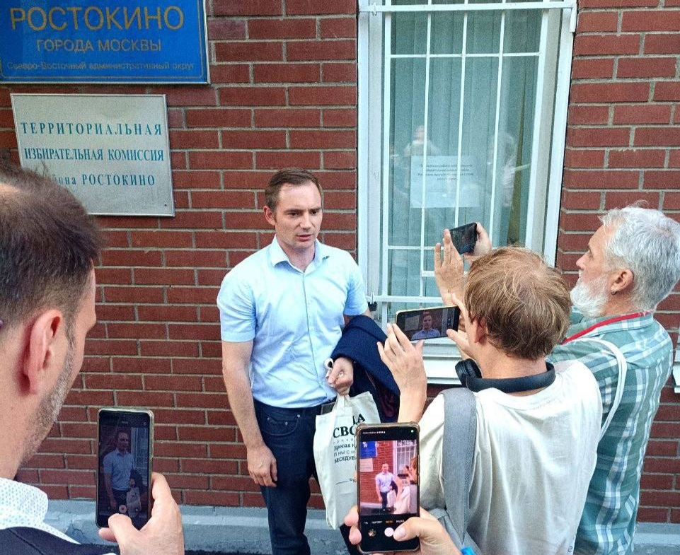 Максим Круглов после заседания окружной избирательной комиссии. Фото: штаб кандидата 