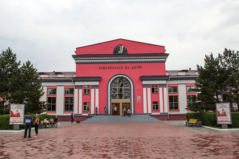 Вокзал в Комсомольске-на-Амуре. Фото с сайта https://ждвокзалы.рф/rjdvokzali/zhd-stantsiya-komsomolsk-na-amure-passazhirskaya/?item=photovokzala. Взято с Яндекс.Картинки