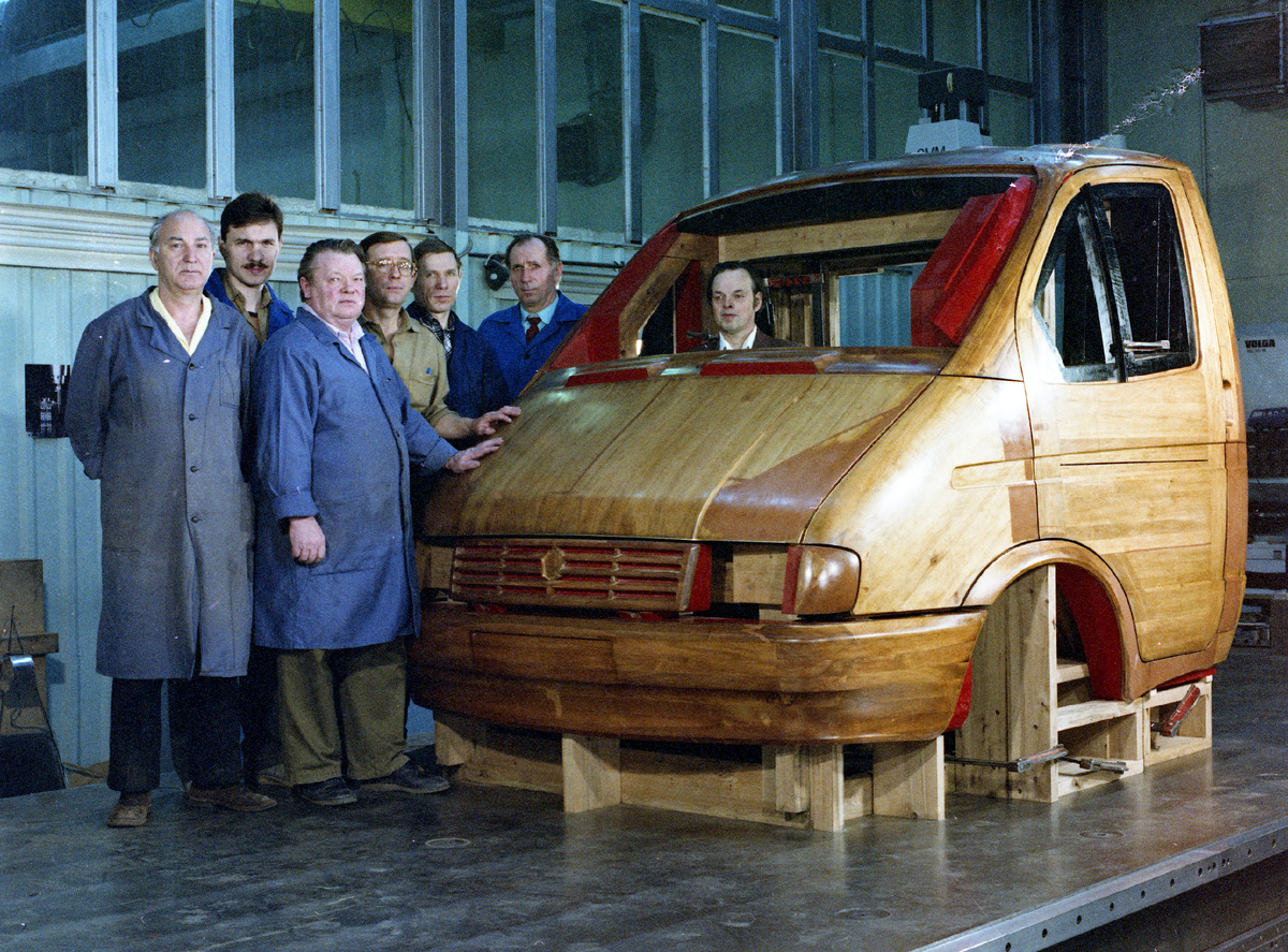 Коллектив разработчиков у деревянного макета грузовой "ГАЗели". Фото: архив ПАО "ГАЗ"