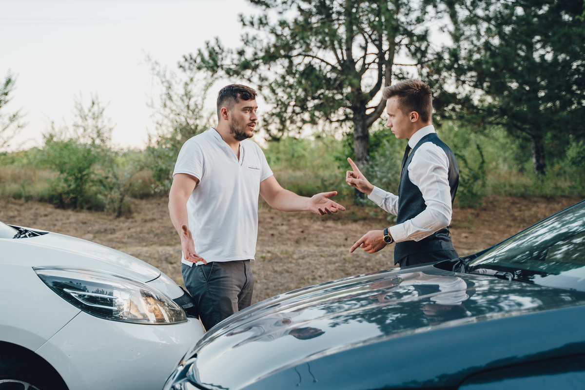    Что делать, если случайно задели чужое авто? Ни в коем случае не уезжать. Источник: Shutterstock