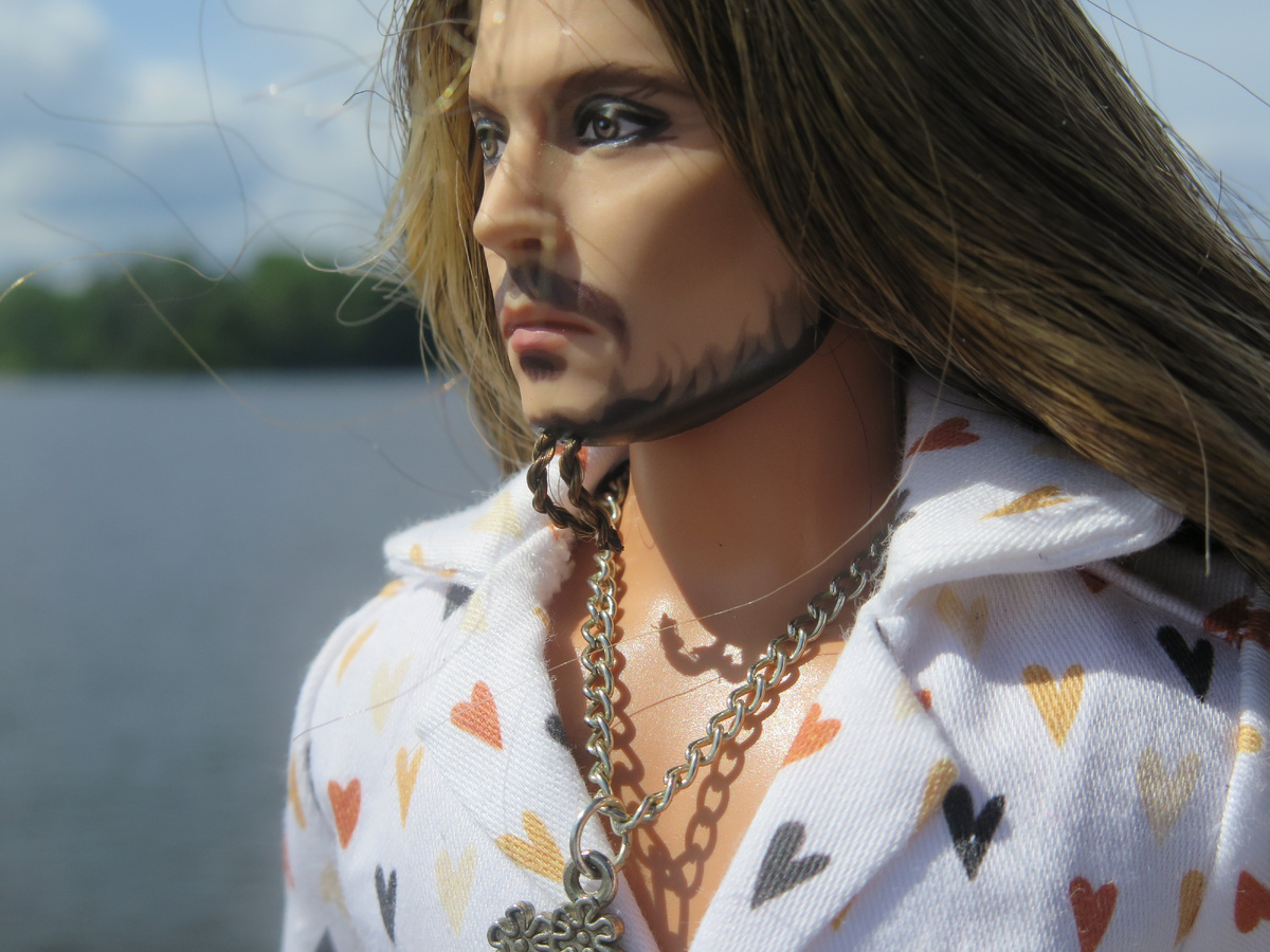 За контрабанду, конечно отвечает этот красивый мужчина.