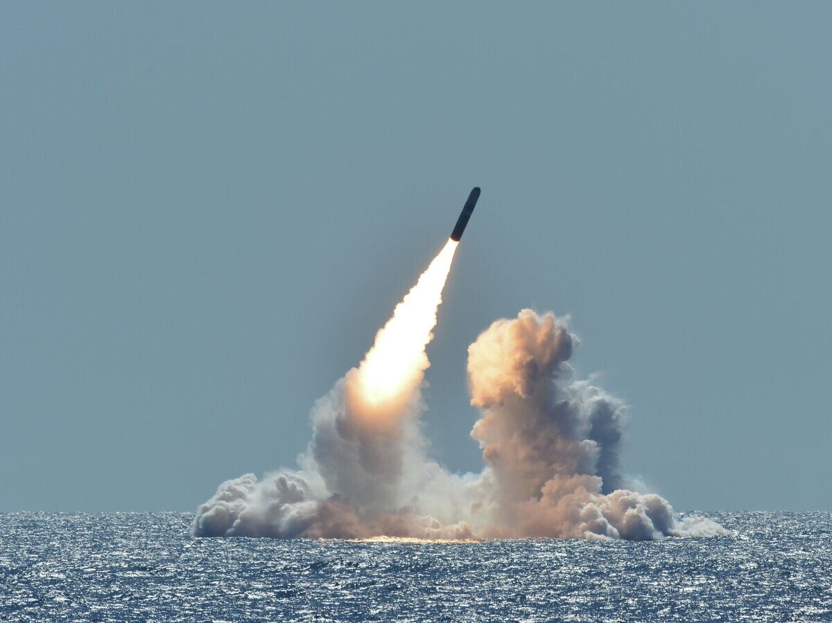    Испытательный запуск ракеты Trident II D5 с подводной лодки Небраска у побережья Калифорнии© U.S. Navy photo by Mass Communication Specialist 1st Class Ronald Gutridge