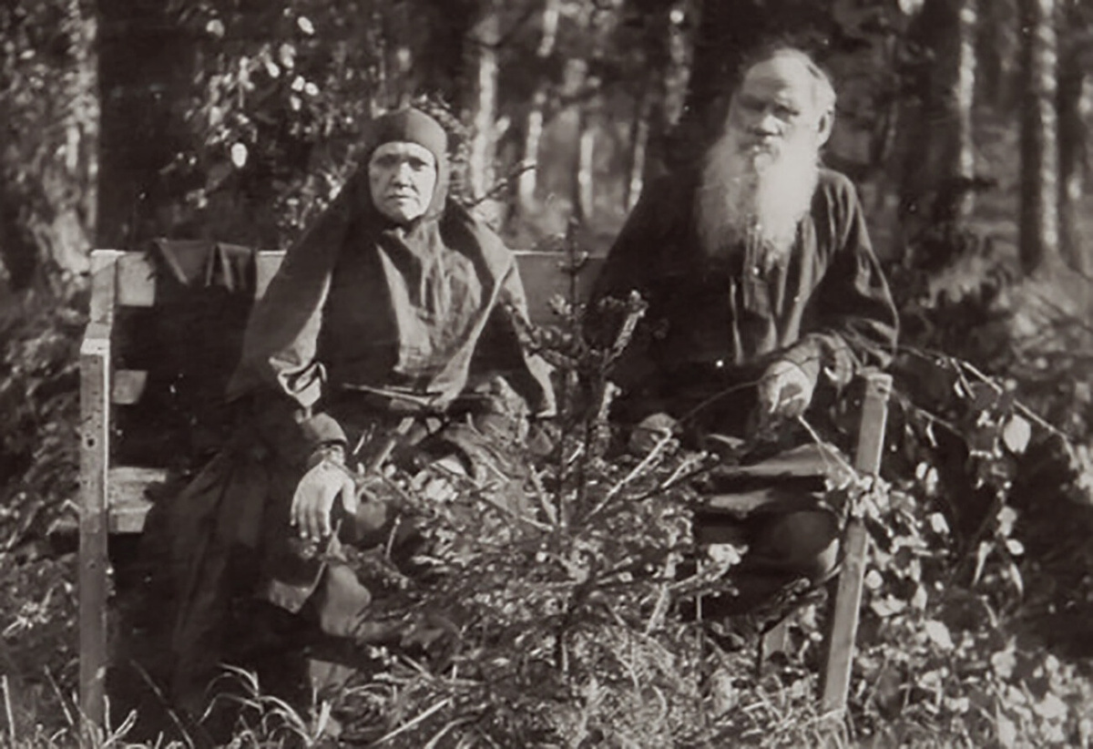 Лев Толстой с сестрой Марией, монахиней Шамординского монастыря
Общественное достояние