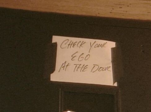 Кадр из документального фильма "Величайшая ночь для поп-музыки", реж. Бао Нгуен. Надпись на листке гласит: "Прежде, чем войти, убедитесь, что оставили свое эго за дверью". Источник - IMDB